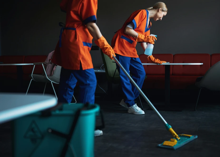 Professionelle Bodenreinigung von zwei Reinigungskräften in Orange-Blau im Bezirk Hamburg Wandsbek