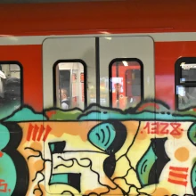 Graffiti auf einer S-Bahn in Hamburg soll entfernt werden