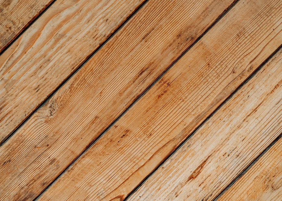 Holzbodenreinigung im Treppenhaus